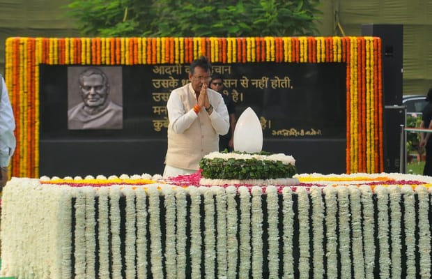 Delhi BJP chief Harsh Malhotra pays tributes to former PM Vajpayee; inaugurates Atal Canteen