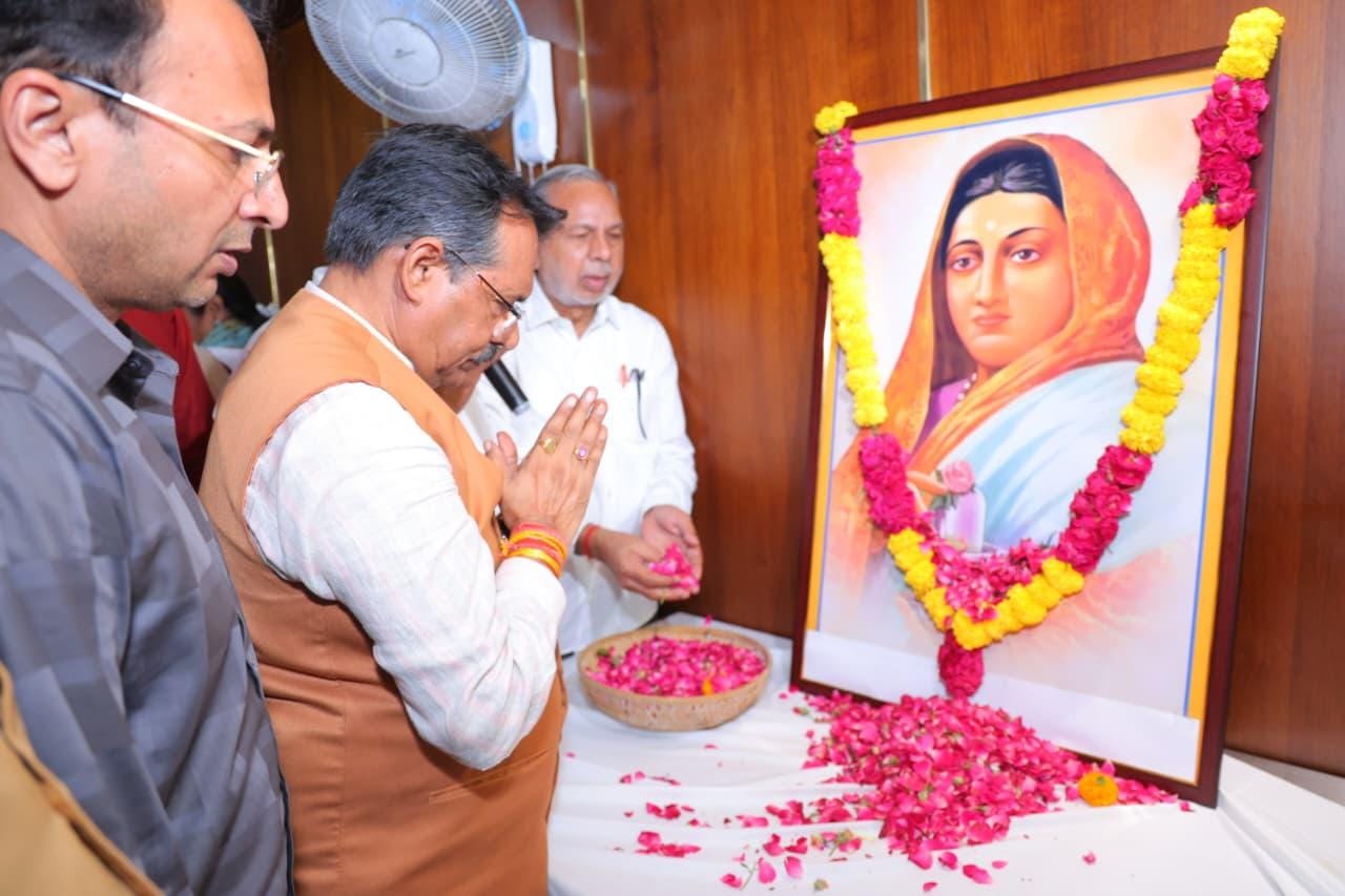 Delhi BJP chief pays tributes to Lokmata Ahilyabai Holkar (Photo: IANS)