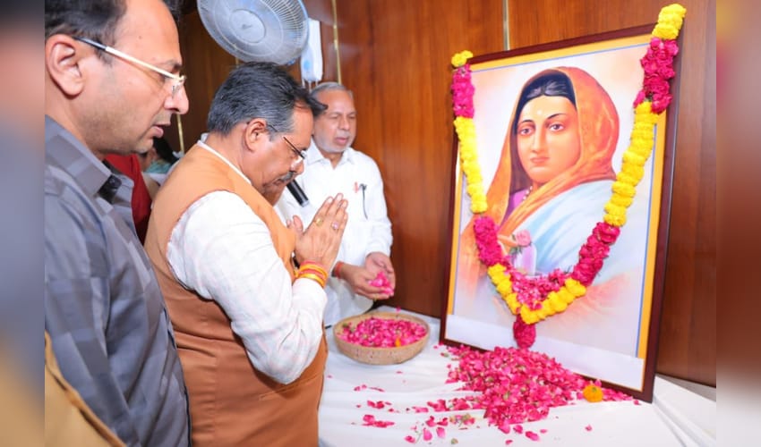 Delhi BJP chief pays tributes to Lokmata Ahilyabai Holkar (Photo: IANS)
