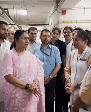 Delhi CM Rekha Gupta visits Lal Bahadur Shastri Hospital, reviews healthcare services 