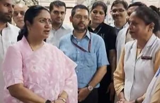 Delhi CM Rekha Gupta visits Lal Bahadur Shastri Hospital, reviews healthcare services