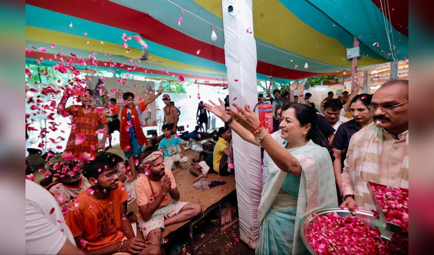 Delhi CM Rekha Gupta welcomes Kanwariyas in Mayapuri, reviews arrangements