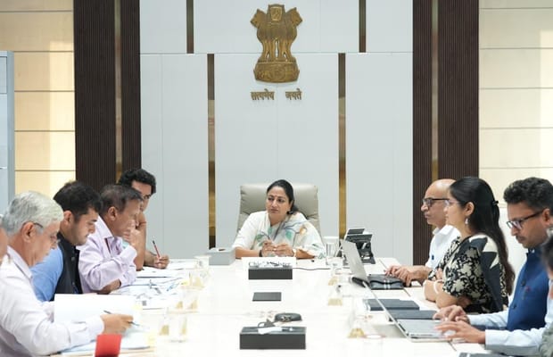 Delhi CM reviews redevelopment of agricultural markets (Photo: IANS)