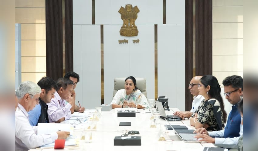 Delhi CM reviews redevelopment of agricultural markets (Photo: IANS)