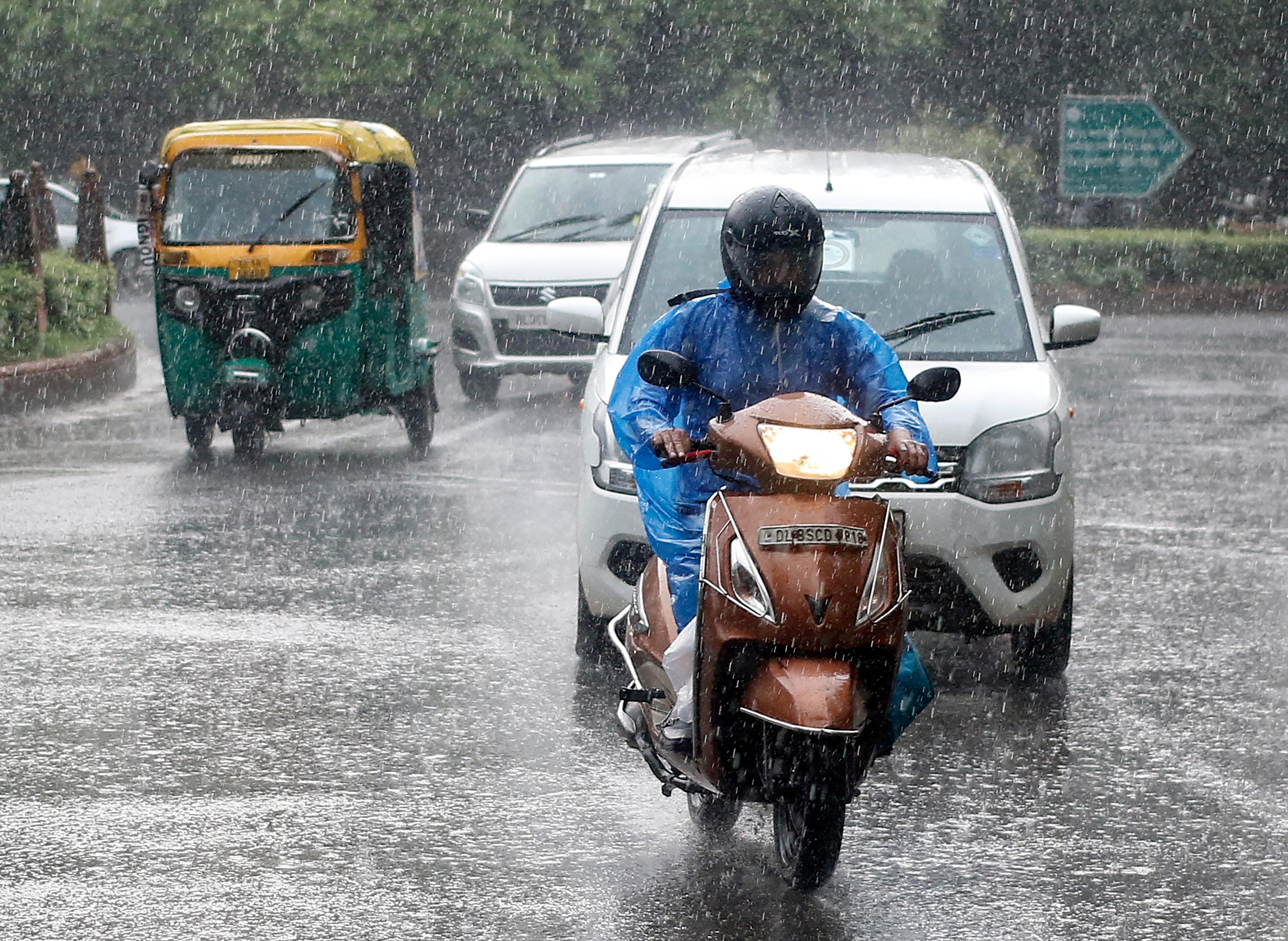 Delhi-NCR to witness cloudy skies, rain spells; air quality remains in poor category