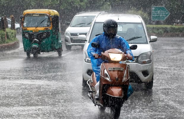 Delhi-NCR to witness cloudy skies, rain spells; air quality remains in poor category