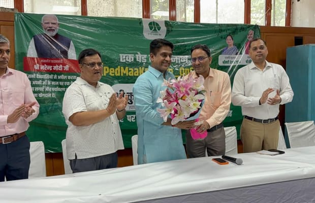 Delhi: NDMC V-C Kuljeet Singh Chahal leads plantation drive on Ashoka Road