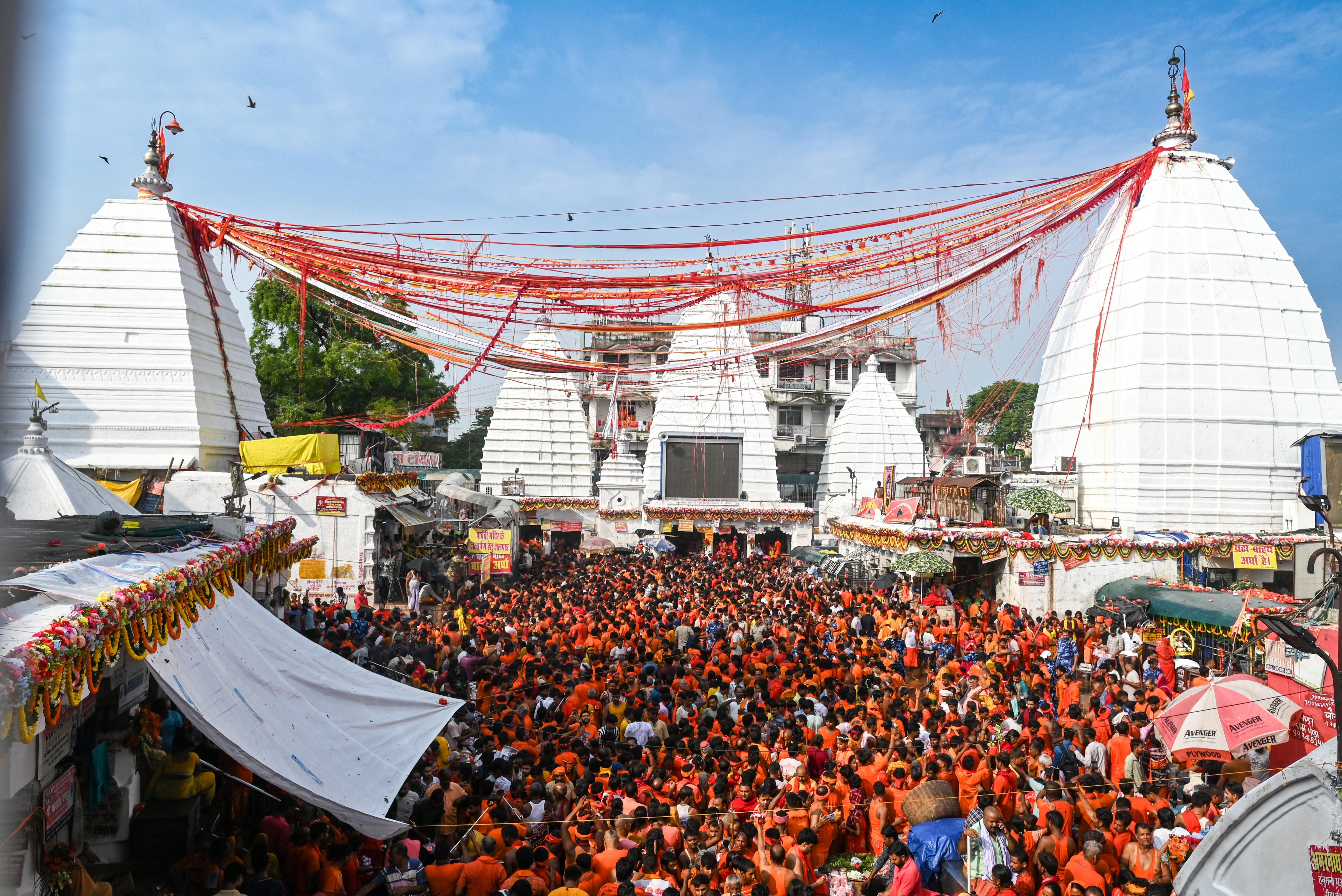 Deoghar: Devotees throng to Baba Baidyanath Temple
