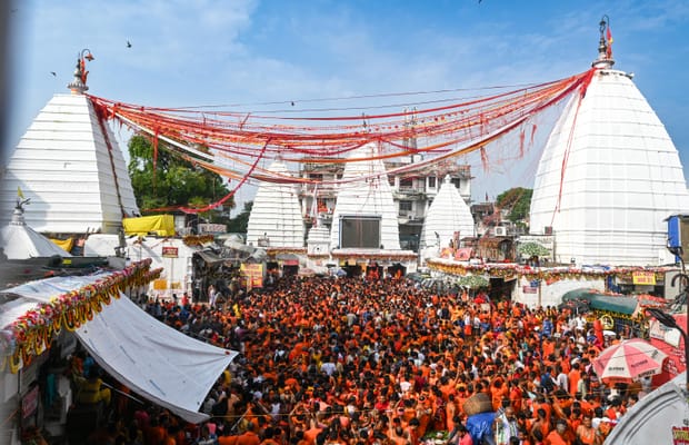 Deoghar: Devotees throng to Baba Baidyanath Temple