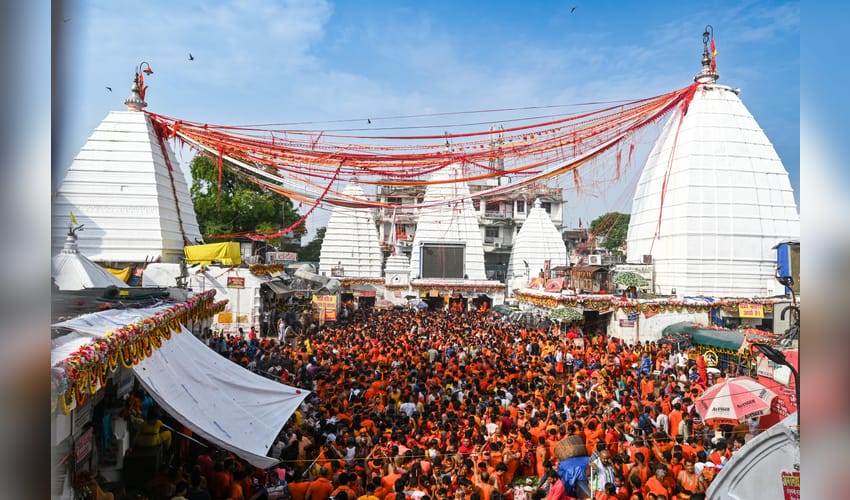 Deoghar: Devotees throng to Baba Baidyanath Temple