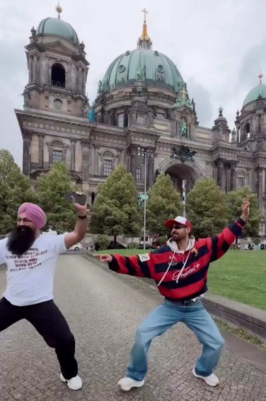 Diljit Dosanjh candidly calls Berlin’s Golden Victory Column as ‘Baby Doll Main Sone Di’, does ‘Bhangra’ on streets