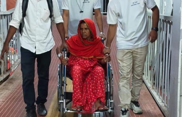 Dressing injured feet, treating exhaustion-related disorientation: ER reaches out to pilgrims' hearts