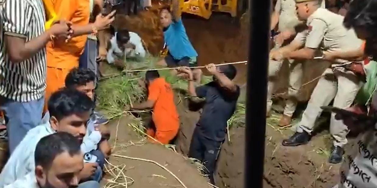 Five-hour rescue ends in triumph; boy pulled safely from 400-foot borewell in Alwar (Photo: @ravipandey2643/X)