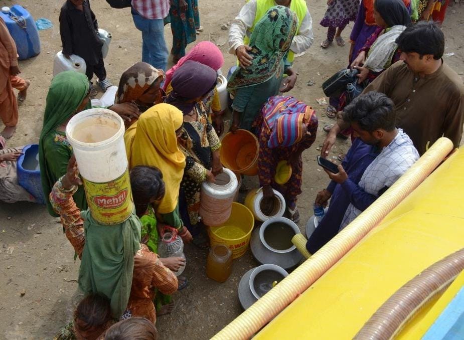flooded,Jamshoro,Pakistan,people take drinking water,