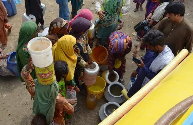 flooded,Jamshoro,Pakistan,people take drinking water,