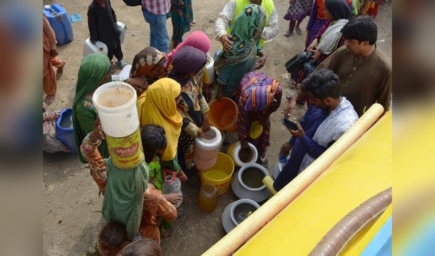 flooded,Jamshoro,Pakistan,people take drinking water,