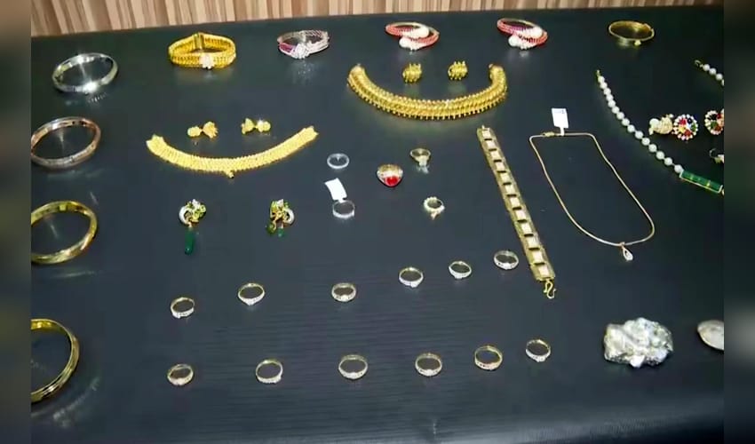 Gold, diamond jewellery worth Rs 1 crore seized at Kolkata Airport, one arrested