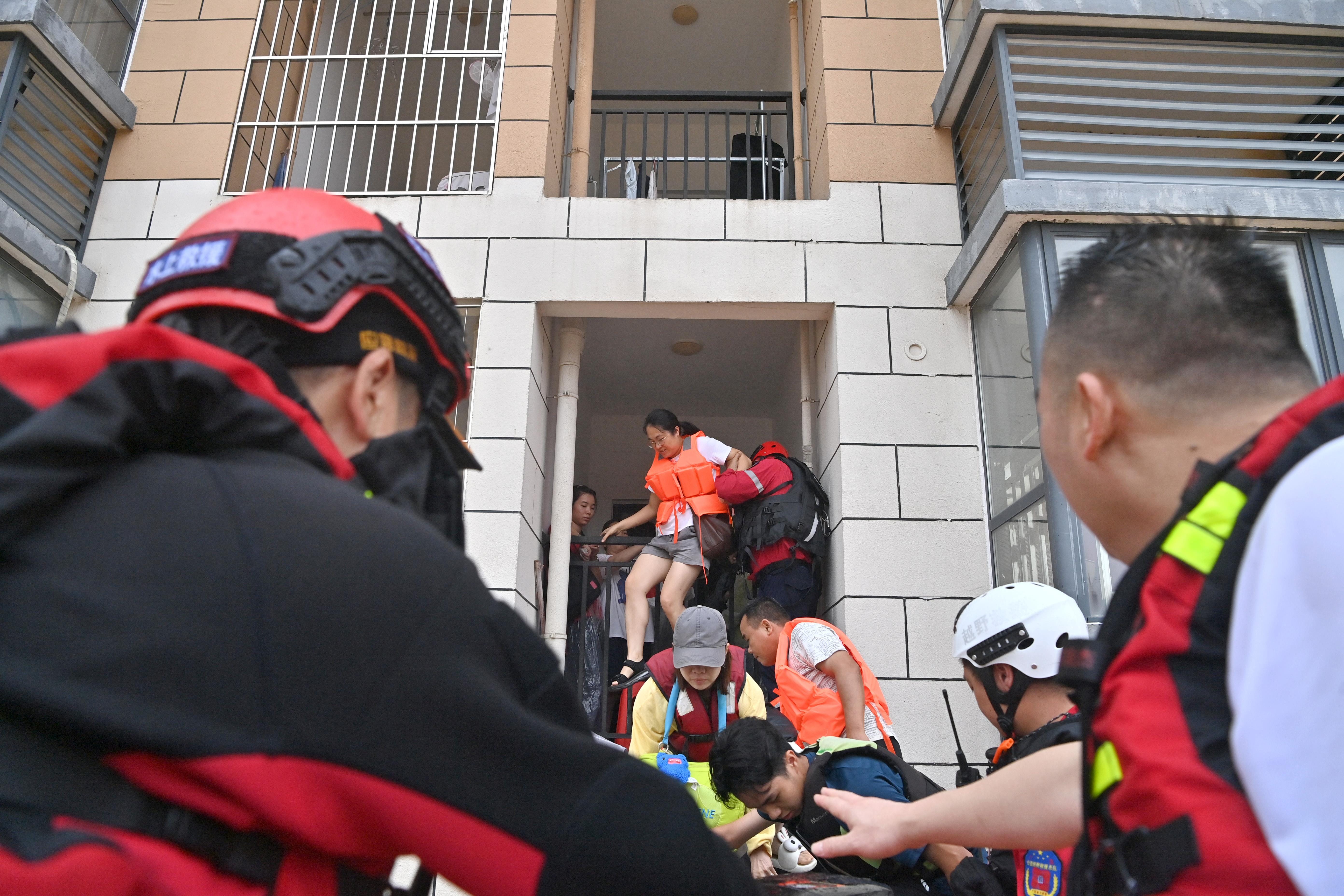 Guangxi: Rescuers evacuate flood-hit residents