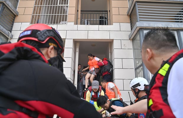 Guangxi: Rescuers evacuate flood-hit residents