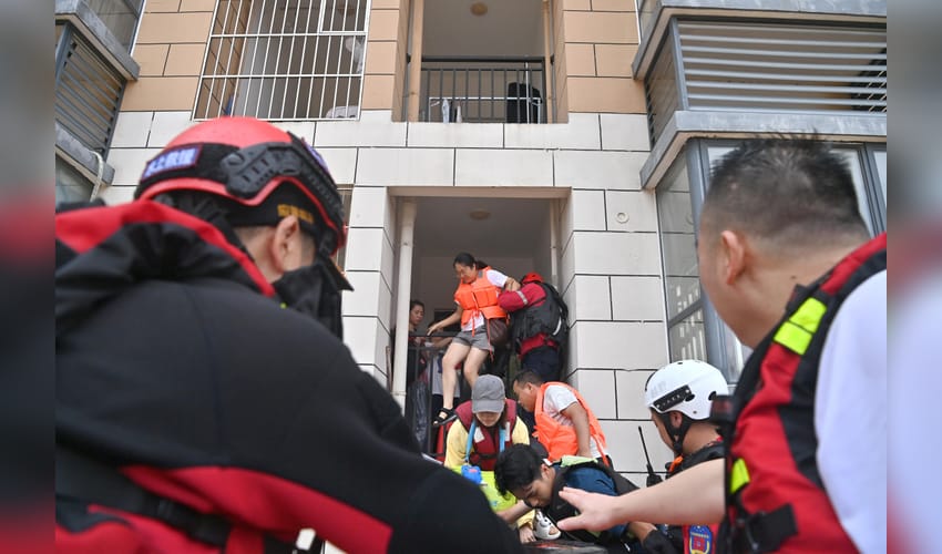 Guangxi: Rescuers evacuate flood-hit residents