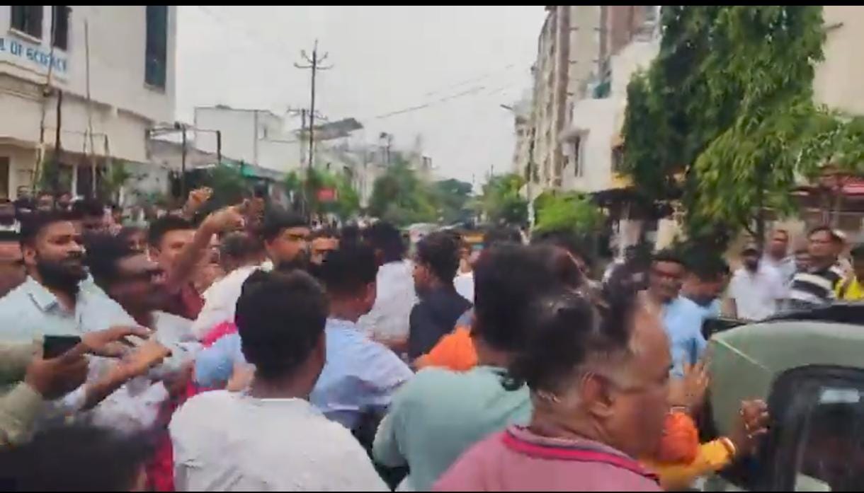 Gujarat bypoll: Cong alleges MCC violation after clash with BJP workers in Manjalpur