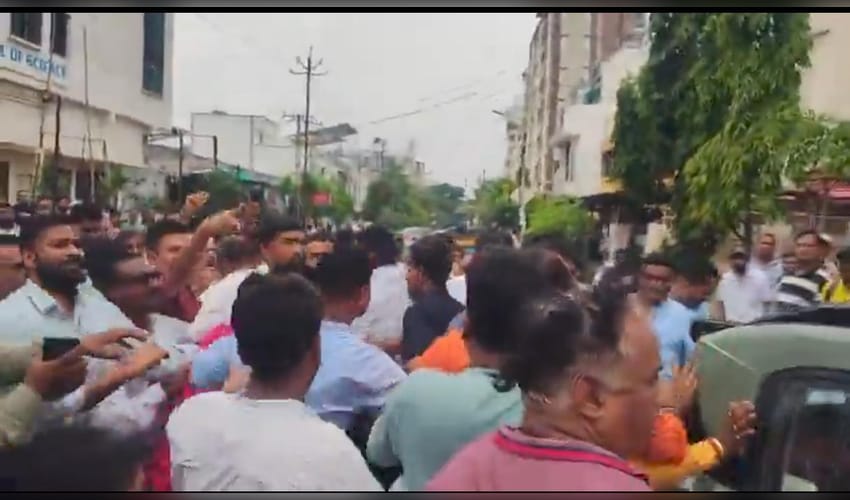 Gujarat bypoll: Cong alleges MCC violation after clash with BJP workers in Manjalpur