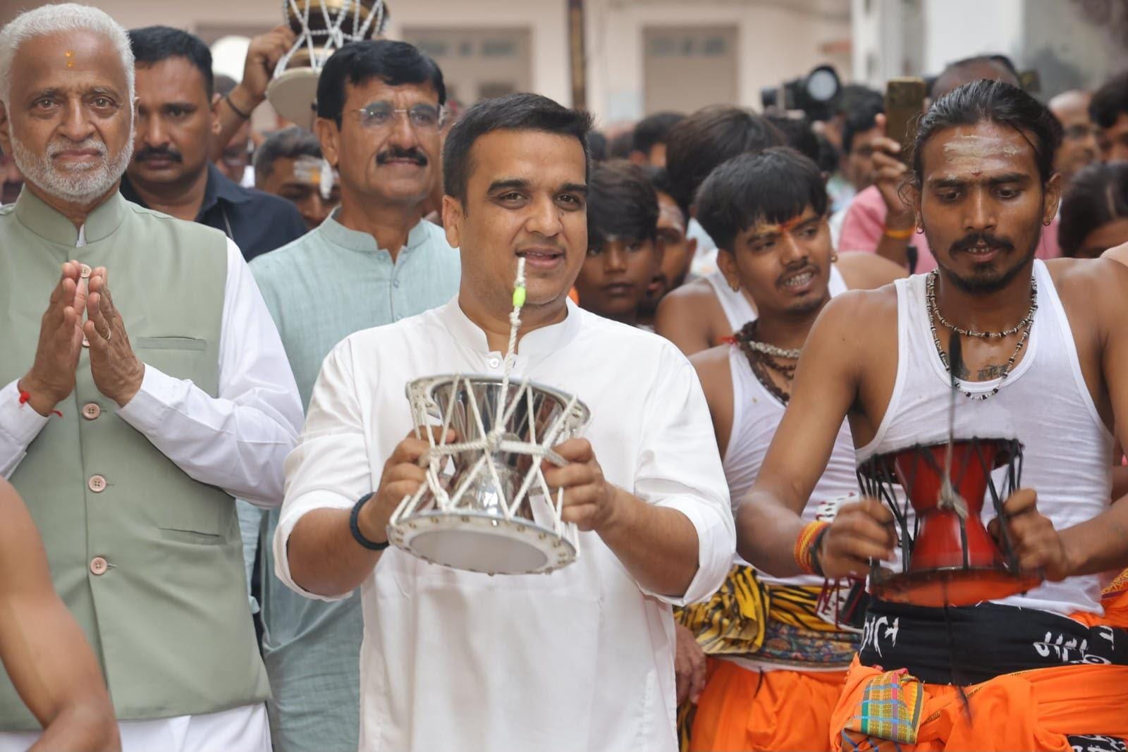 Gujarat Dy CM launches 'Vadnagar Shravanotsav' with 108-artiste Damru Yatra