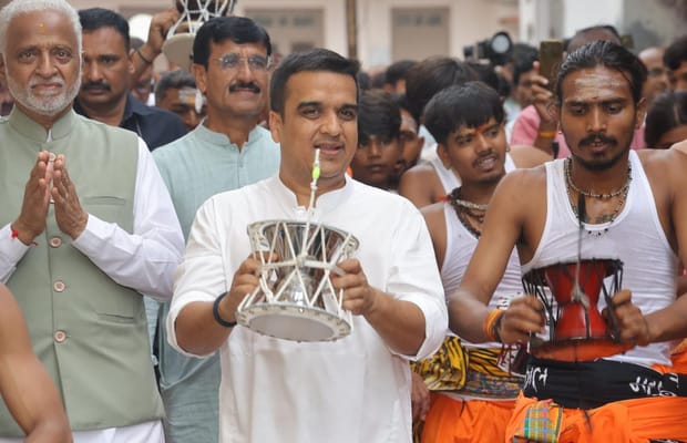 Gujarat Dy CM launches 'Vadnagar Shravanotsav' with 108-artiste Damru Yatra