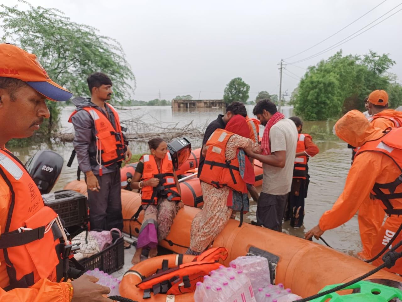 Gujarat flood rescue ops save hundreds as NDRF, Coast Guard intensify response (Photo: IANS)