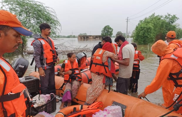 Gujarat flood rescue ops save hundreds as NDRF, Coast Guard intensify response (Photo: IANS)