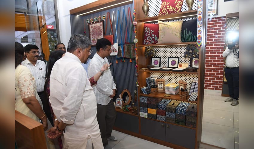 Gujarat: ‘Garvi Gurjari’ showroom opens in Gandhinagar to expand market for traditional crafts (Photo: IANS)