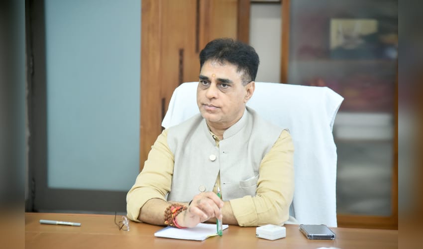 Gujarat Minister says H1N1 situation under control, orders hospitals to strengthen preparedness