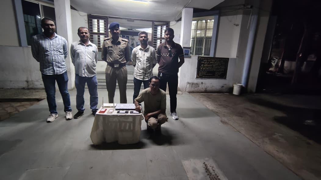 Gujarat Police bust illegal call centre targeting US citizens in fake loan insurance scam (Photo: IANS)