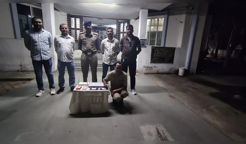 Gujarat Police bust illegal call centre targeting US citizens in fake loan insurance scam (Photo: IANS)
