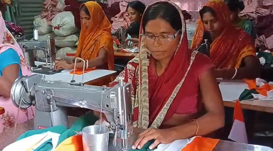 Har Ghar Tiranga campaign generates employment for Jeevika Didis in Samastipur (Photo: IANS)