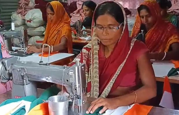 Har Ghar Tiranga campaign generates employment for Jeevika Didis in Samastipur (Photo: IANS)