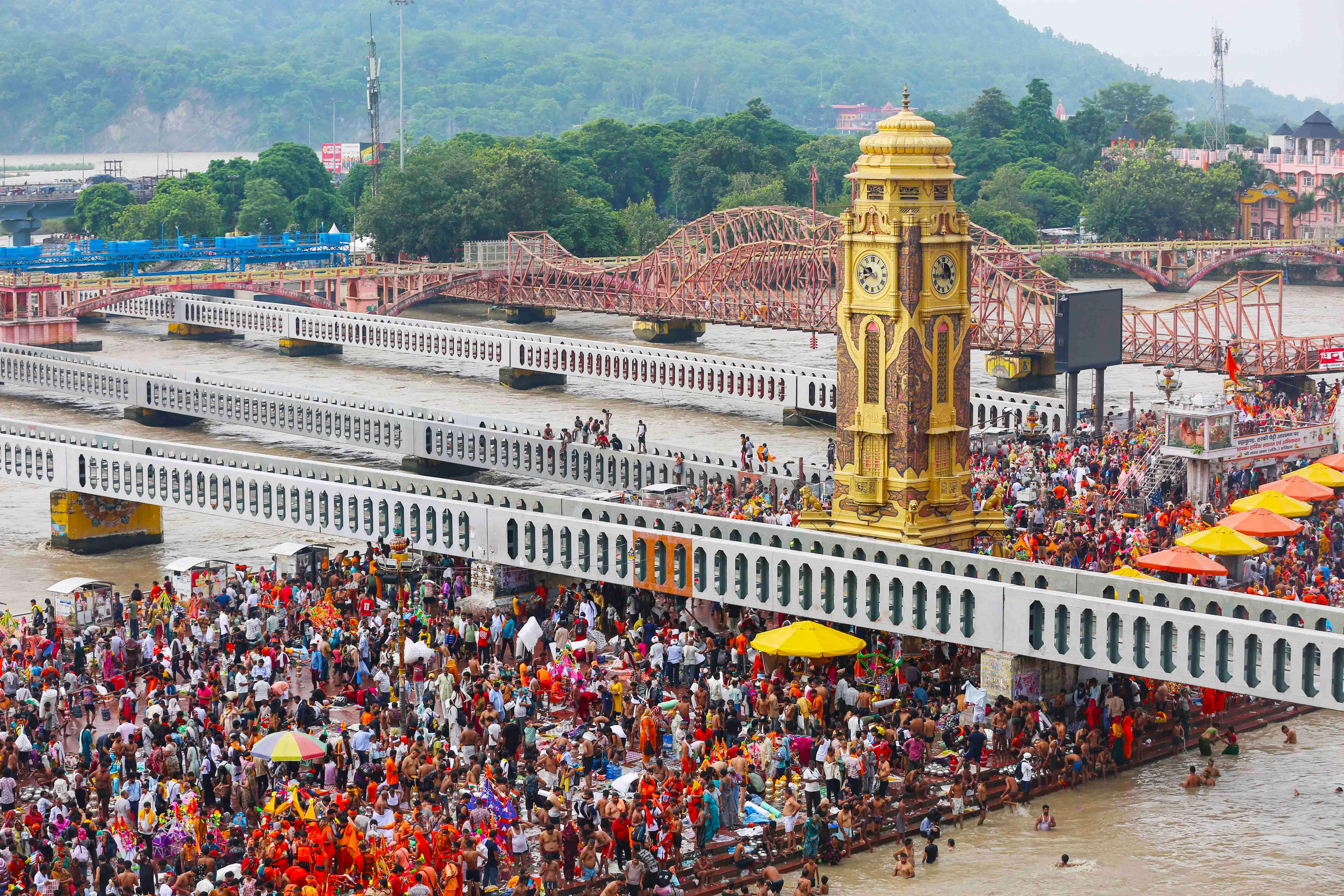 Haridwar: Devotees gather at Har Ki Pauri