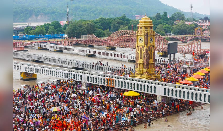 Haridwar: Devotees gather at Har Ki Pauri