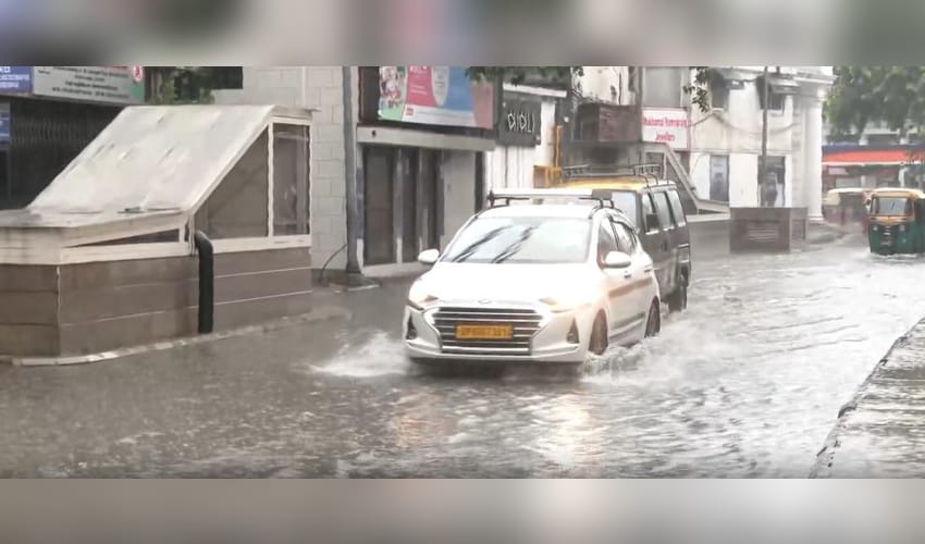 Heavy rain lashes Delhi-NCR; IMD issues red alert
