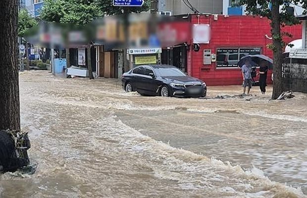 Heavy rainfall causes extensive damage in southwestern South Korea