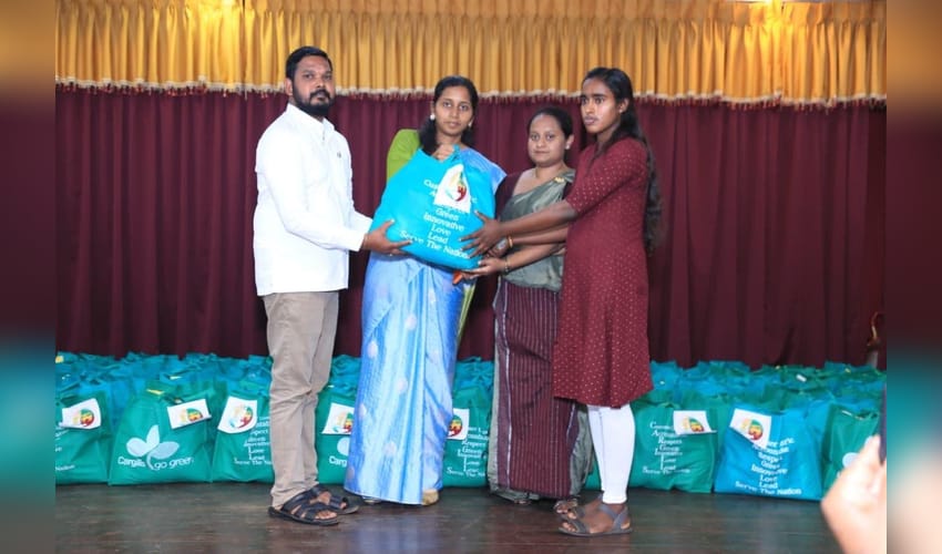 India extends assistance to hundreds of families through provisions in Sri Lanka