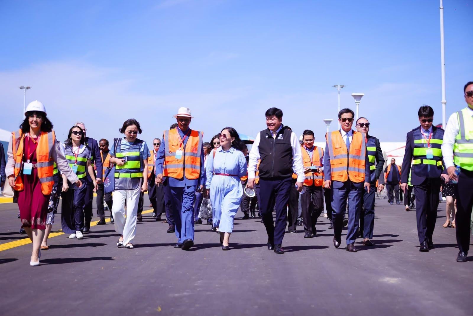 Indian Ambassador visits COP17 venue with Mongolian minister