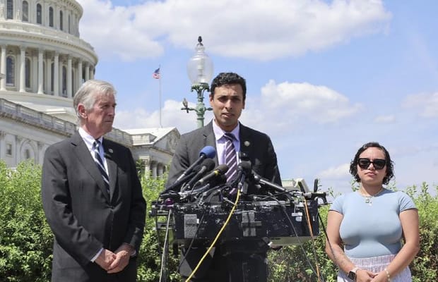 Indian-American lawmaker seeks FBI probe after ICE agent points gun at US citizen