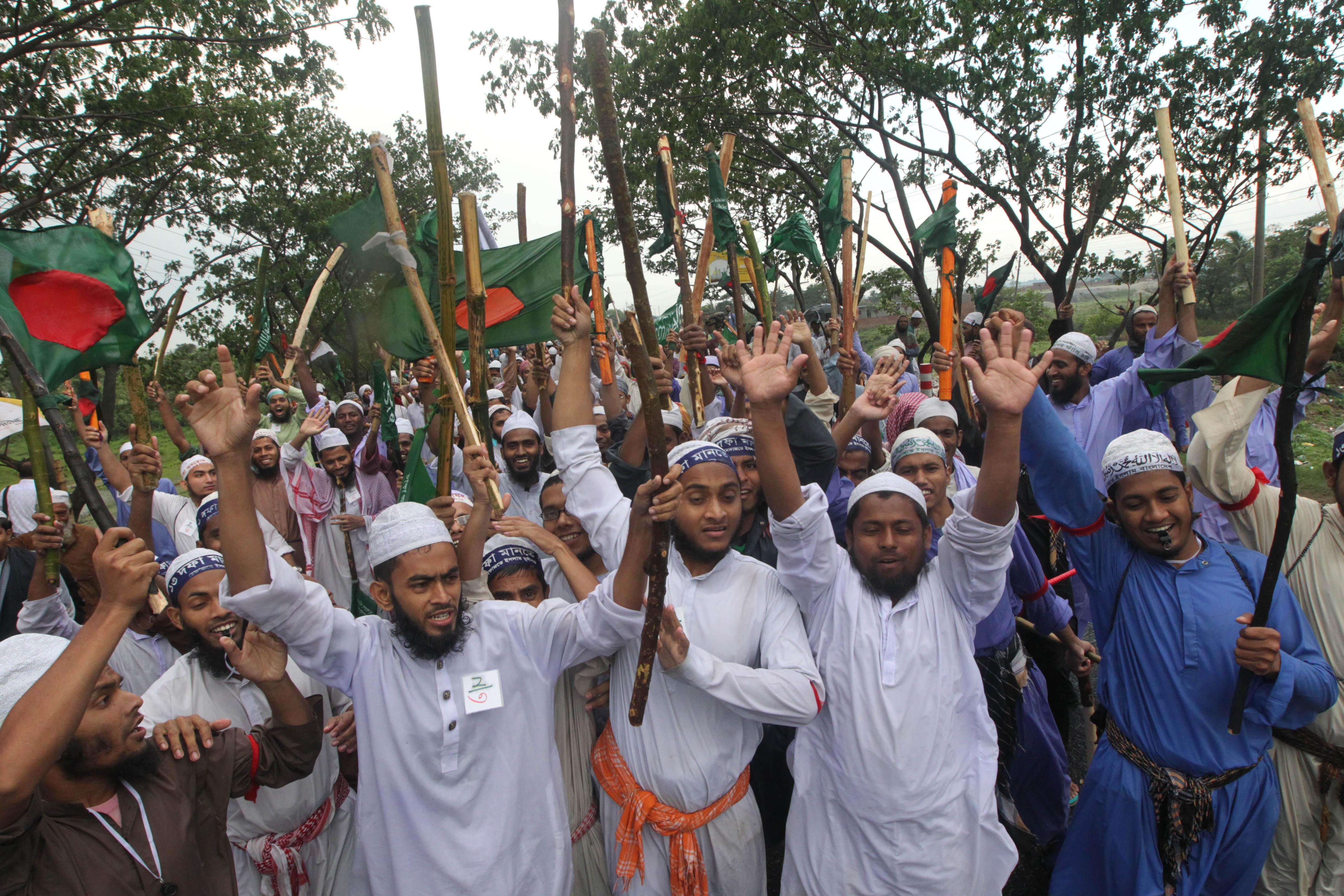 Islamists Battle Riot Police in Dhaka