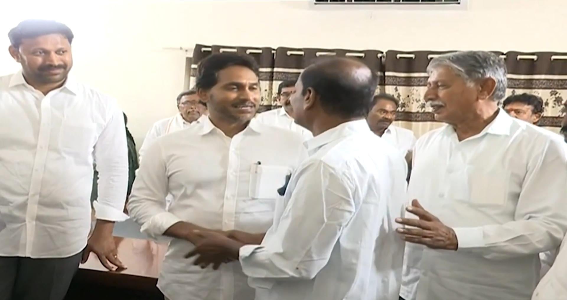 Jagan Mohan Reddy calls for contesting every seat in Andhra local body polls