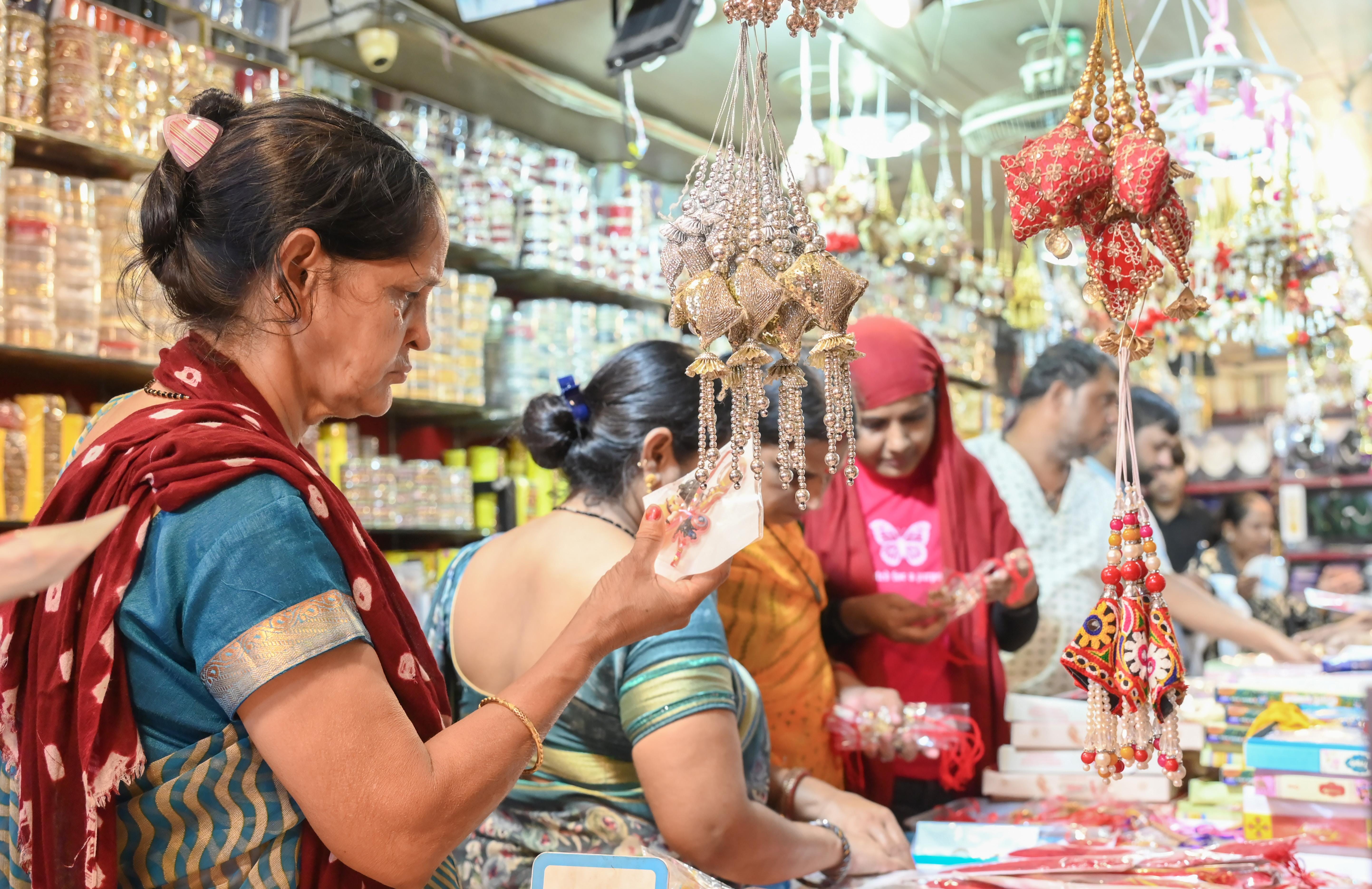 Jaipur: Preparations ahead of Raksha Bandhan festival
