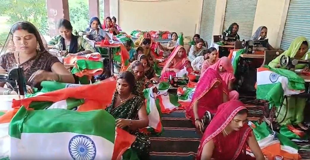Jaunpur’s women lead flag-making drive ahead of Independence Day