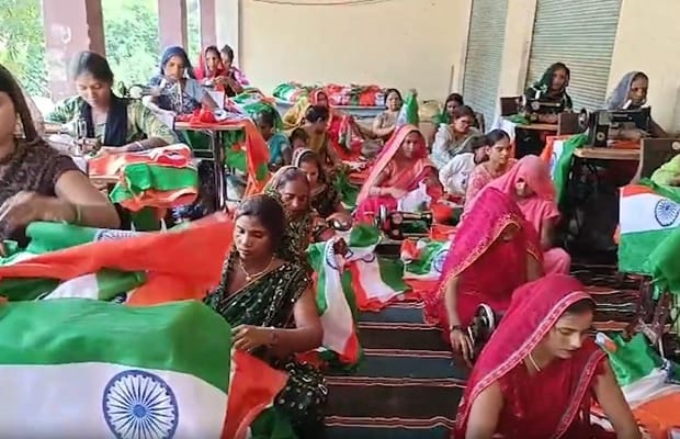Jaunpur’s women lead flag-making drive ahead of Independence Day