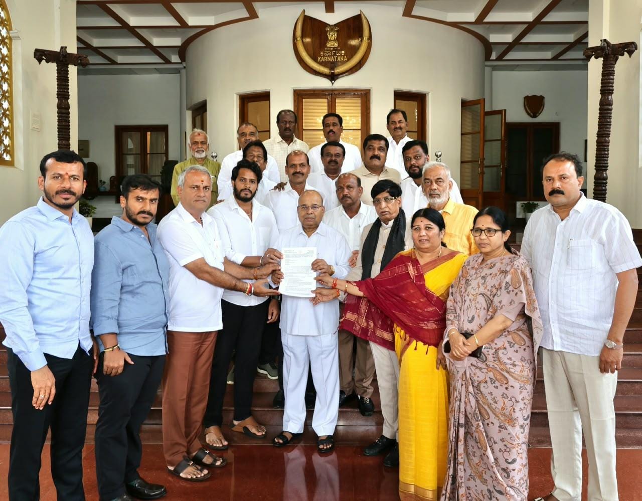 JD-S delegation meets K’taka Guv over NICE project (Photo: IANS)