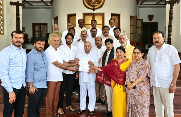 JD-S delegation meets K’taka Guv over NICE project (Photo: IANS)